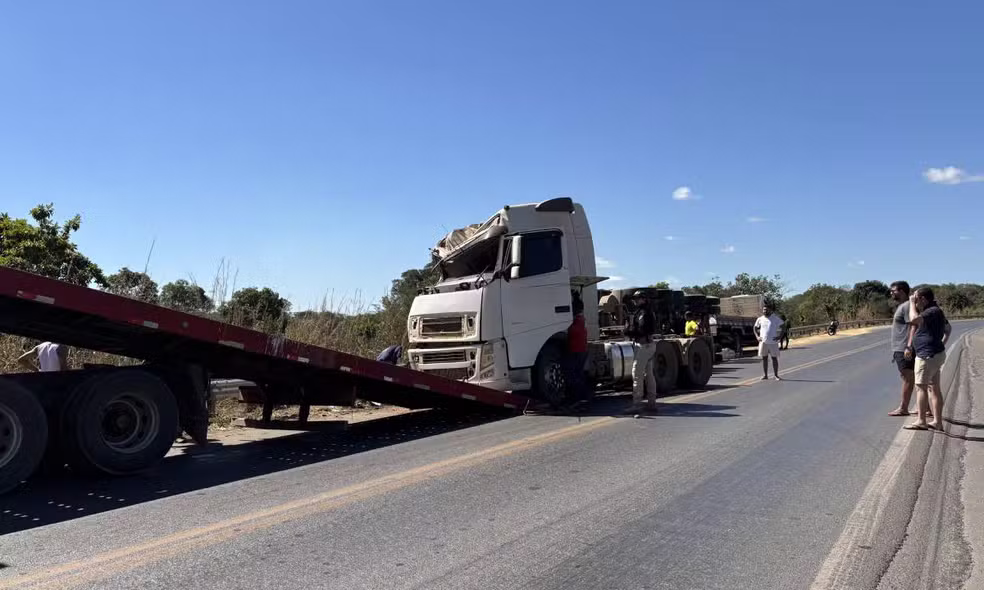 Carreta tomba na BR-242 e motorista morre preso às ferragens na Bahia