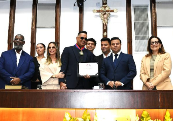 Xanddy recebe Comenda 2 de Julho e se torna novo comendador da Bahia na ALBA