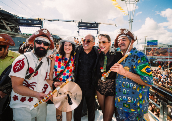 Claudia Leitte leva Orquestra de Pífanos para multidão em Caruaru
