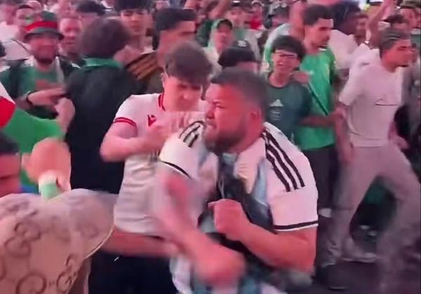VÍDEO: Torcedores da Argentina e da Argélia se enfrentam nas ruas de Nova Iorque
