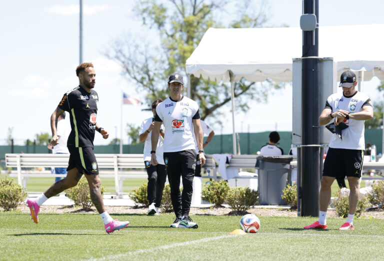 Neymar treina em campo pela 1ª vez com a Seleção nos Estados Unidos