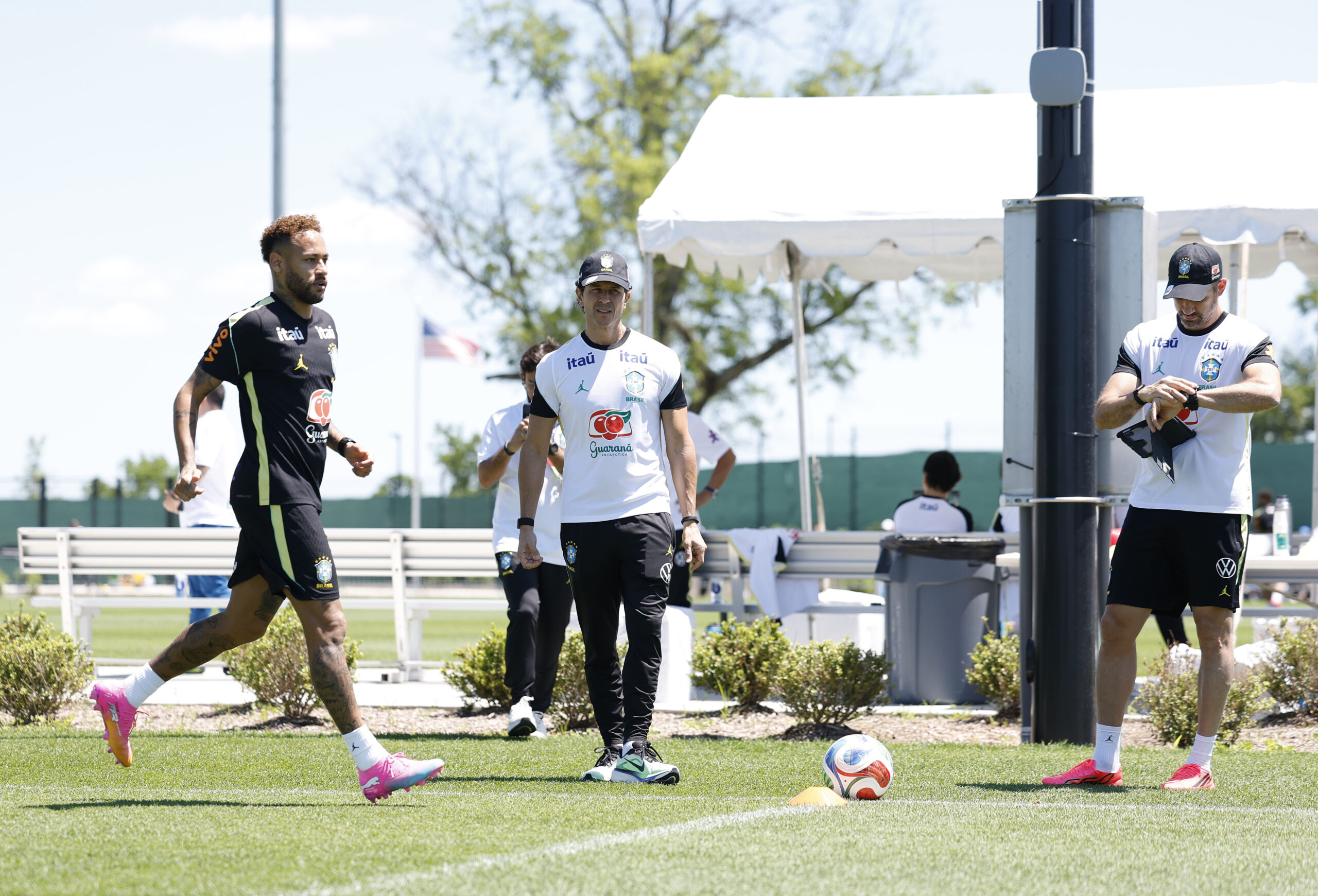Neymar treina em campo pela 1ª vez com a Seleção nos Estados Unidos