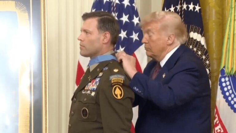 Trump é alvo de piadas após ter dificuldade para condecorar militar