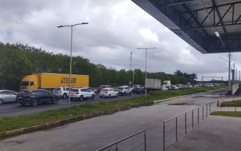 BR-324 tem congestionamento intenso na saída de Salvador para o São…