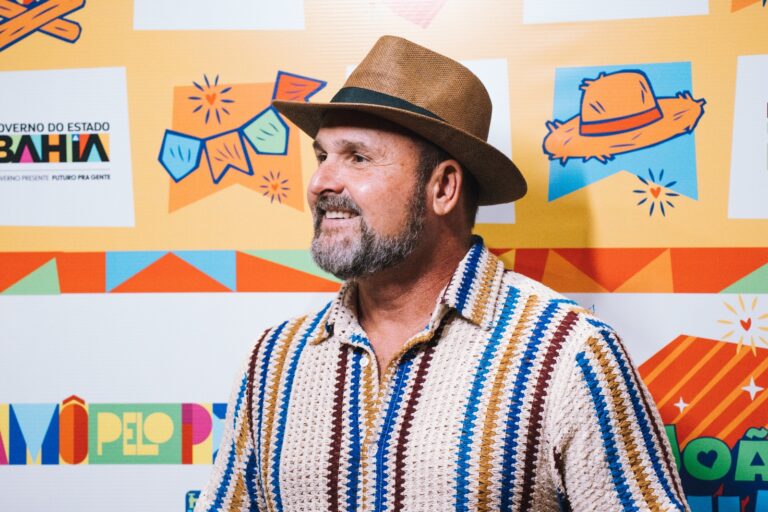 Léo Estakazero celebra 30 anos de carreira no São João da Bahia 2026