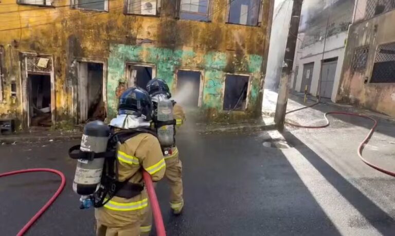 Fogo destrói casarão abandonado nos Barris e assusta moradores
