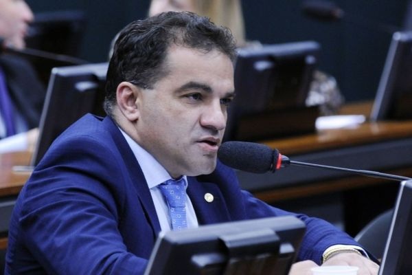 Polícia Federal cumpre mandados de busca contra deputado do PL