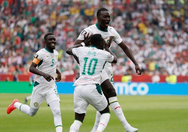 Senegal goleia Iraque, faz história na Copa e mantém vivo o sonho da classificação