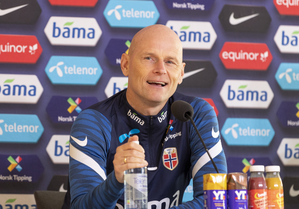 Técnico da Noruega provoca Ancelotti após classificação: ‘vamos atrás de você!’