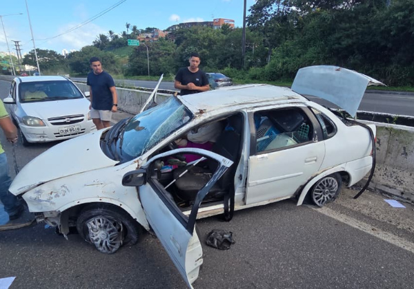 Acidente de carro deixa uma senhora ferida na BR-324