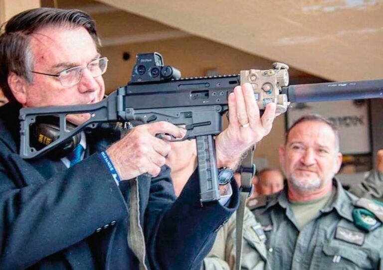 PF apreende espingarda registrada em nome de Jair Bolsonaro no Rio…