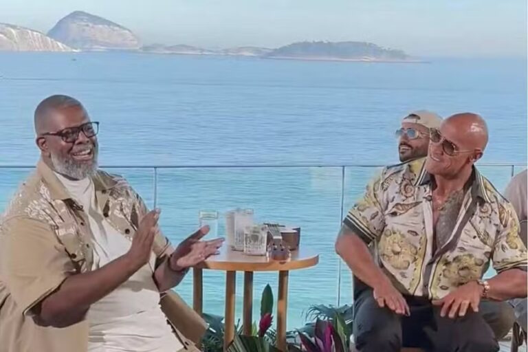 The Rock canta samba com Péricles durante passagem pelo Rio de Janeiro