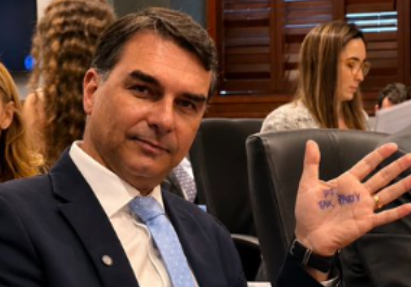 Flávio Bolsonaro chama PT de ‘partido das taxas’ com foto polêmica nas redes
