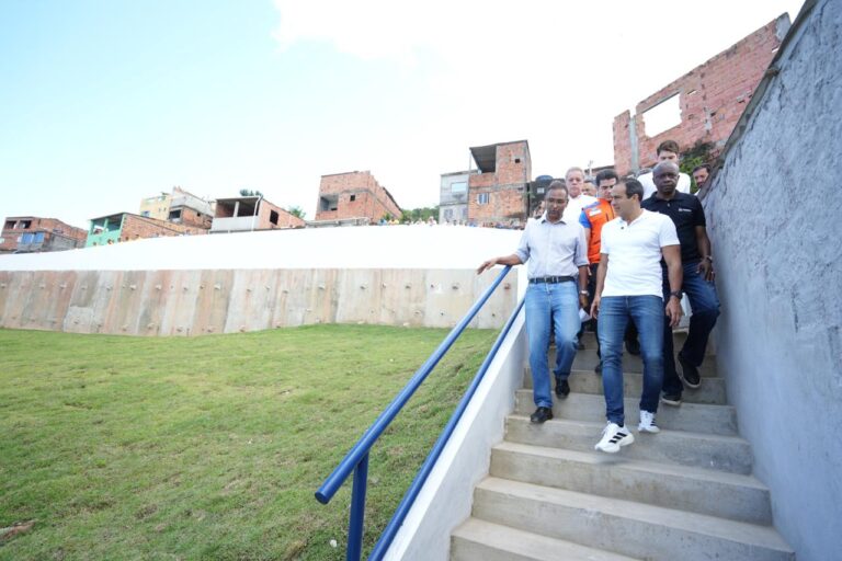 Prefeito entrega contenção de encosta em conjunto habitacional no…