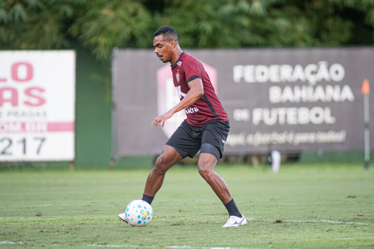 Vitória pode ter novidade no meio-campo para o clássico contra o Bahia