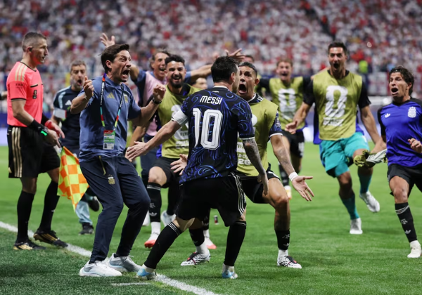 Argentina desafia veto da FIFA com faixa sobre Malvinas após vaga na final