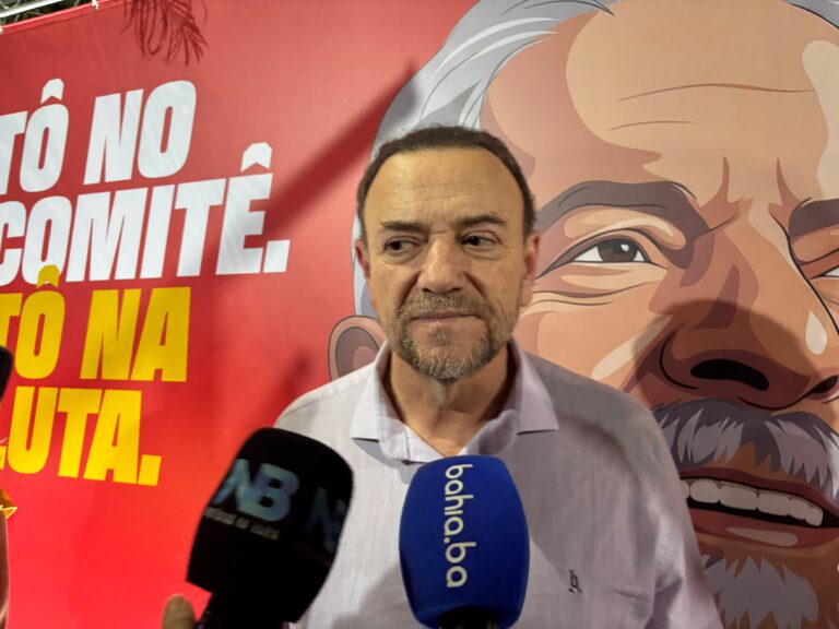 ‘Vai ter que explicar’, diz presidente do PT após foto de Flávio com…