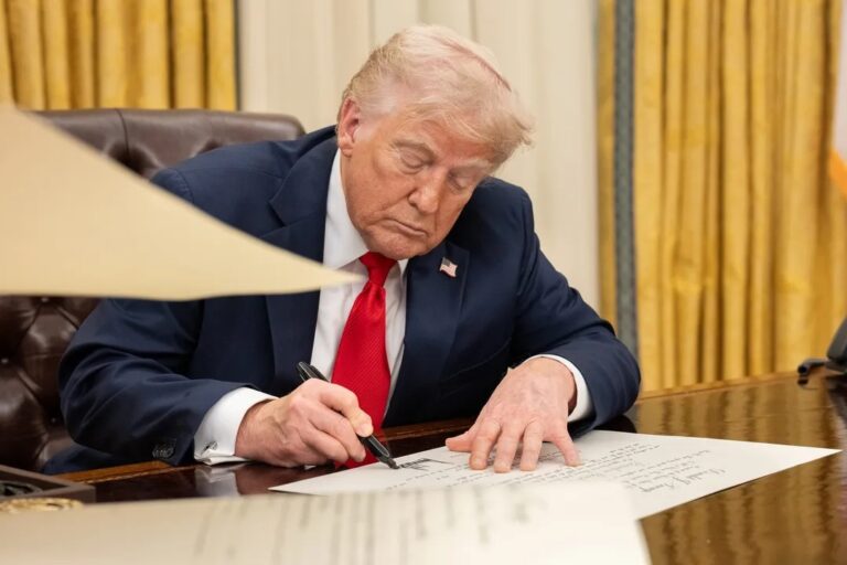 Trump se esconde em caminhão e troca de avião após ameaça de morte