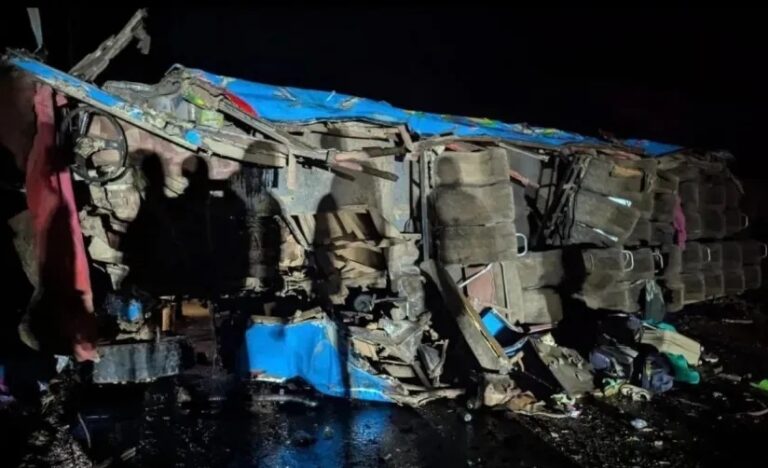 Acidente com ônibus escolar deixa 20 crianças mortas