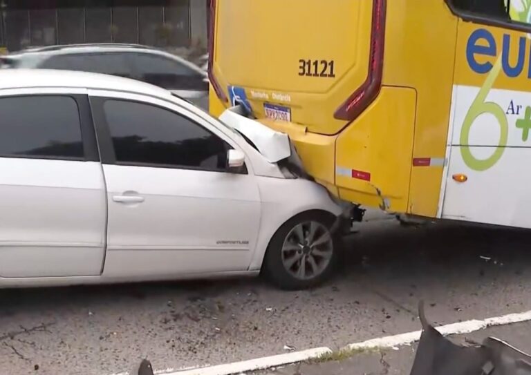 Carro fica prensado em ônibus após acidente na Avenida Bonocô