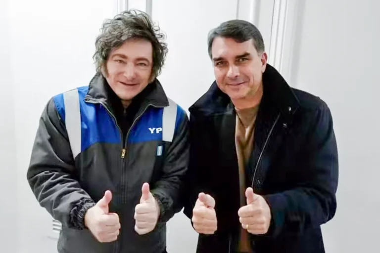 Milei chega ao Brasil para apoiar Flávio Bolsonaro na convenção do PL