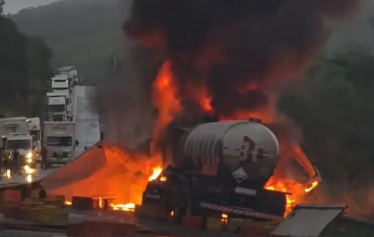 Colisão frontal entre carretas interdita totalmente a BR-116 na Bahia