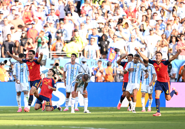 Título da Espanha termina em confusão com jogadores da Argentina na final da Copa