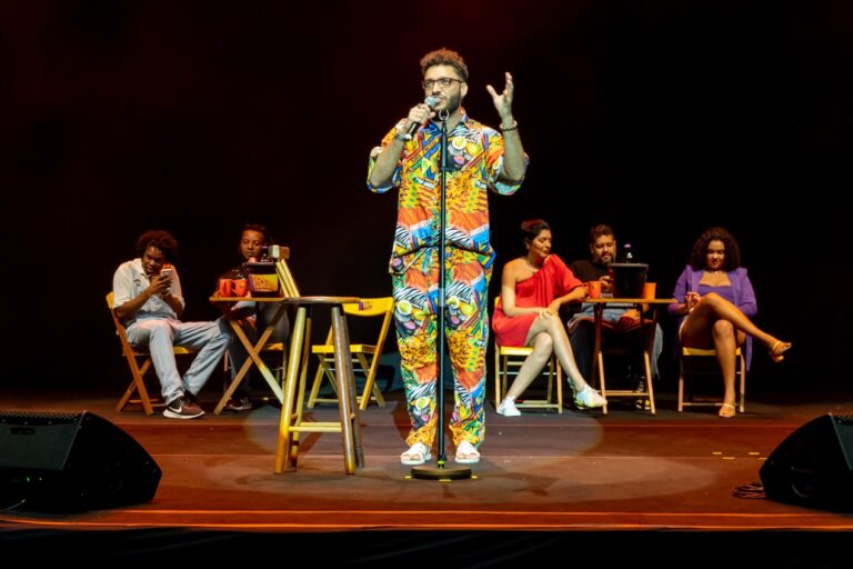Stand-up RECEBA! reúne comediantes baianos no palco do Teatro Jorge…