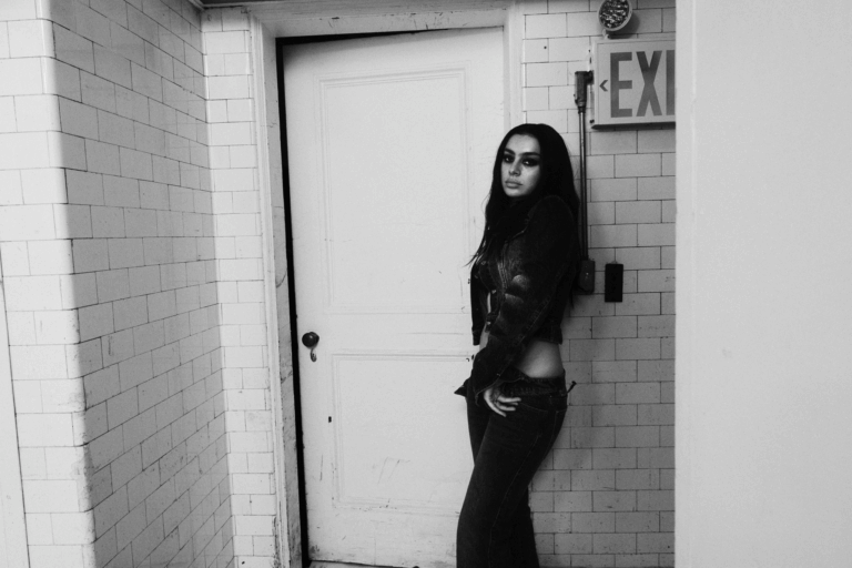 Charli xcx lança o álbum ‘Music, Fashion, Film’