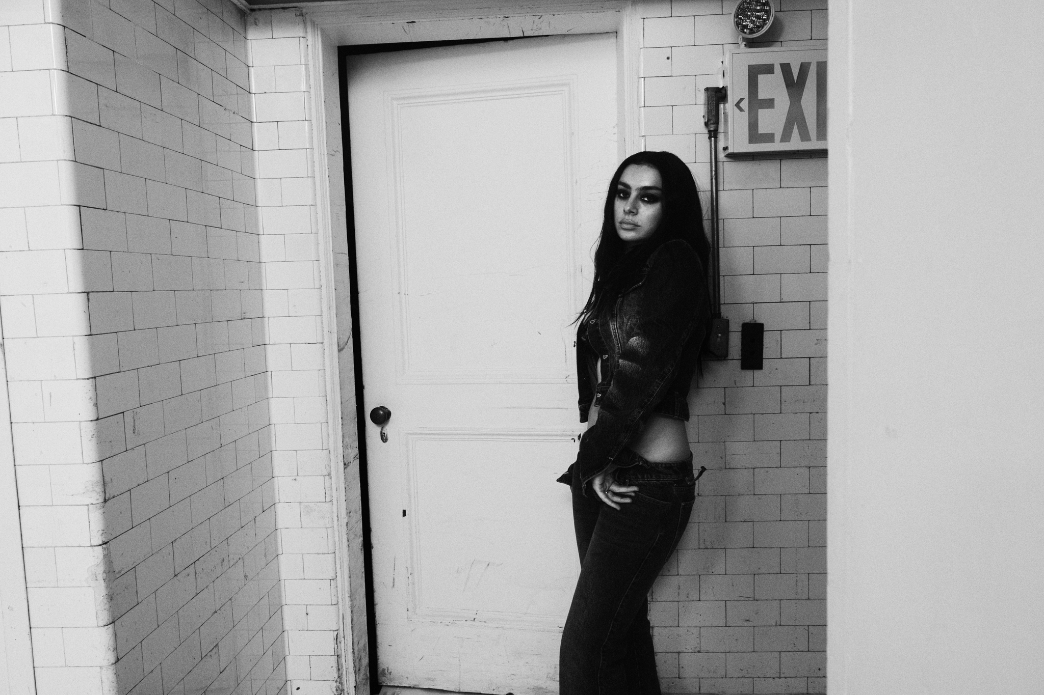 Charli xcx lança o álbum ‘Music, Fashion, Film’