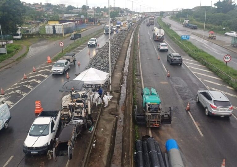 Novo afundamento interdita trecho da BR-324 em Simões Filho