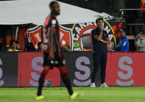 Técnico do Palmeiras diz que lance envolvendo Maurício é no limite