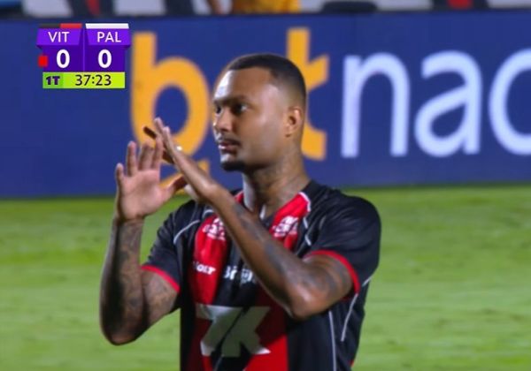 Vitória perde dupla de zaga em jogo marcado por polêmicas da arbitragem