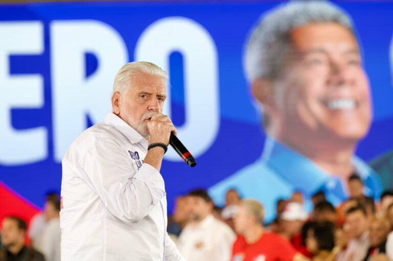 Wagner defende pix e chama Flávio Bolsonaro de ‘traidor da pátria’