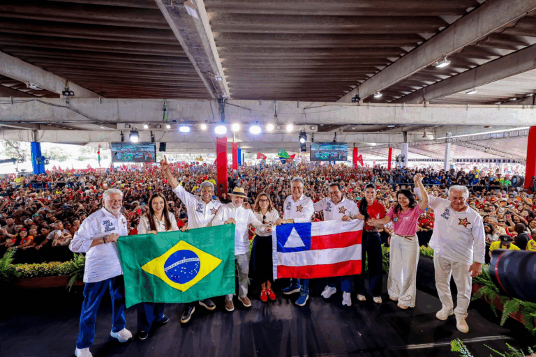 Com Lula, Jerônimo reúne multidão de mais de 30 mil em Salvador