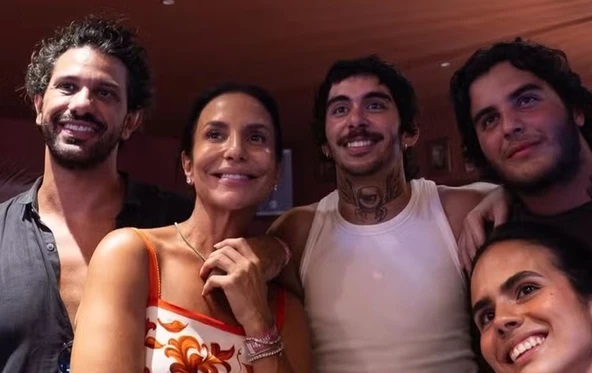 Ivete Sangalo curte festa em Saint-Tropez com namorado e filho