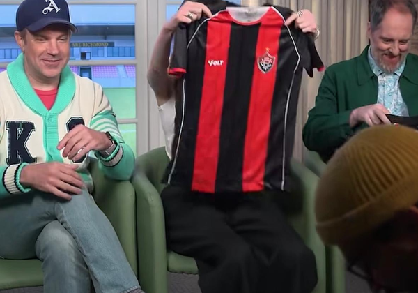 Camisa do Vitória vira destaque em divulgação da série ‘Ted Lasso’; veja