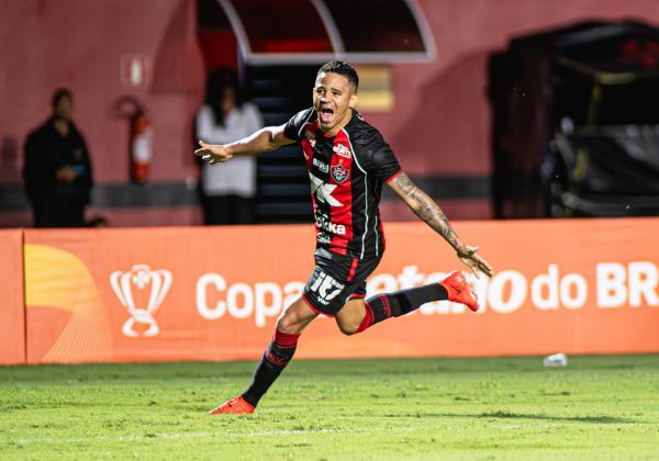 Erick destaca gol decisivo e vaga do Vitória na Copa do Brasil: ‘Fui feliz’