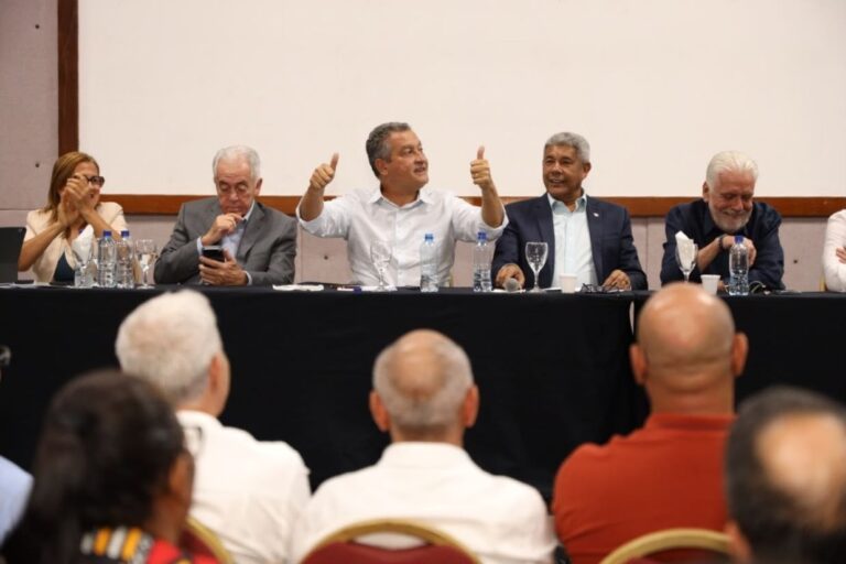 Rui Costa reforça aliança com Lula em evento com prefeitos