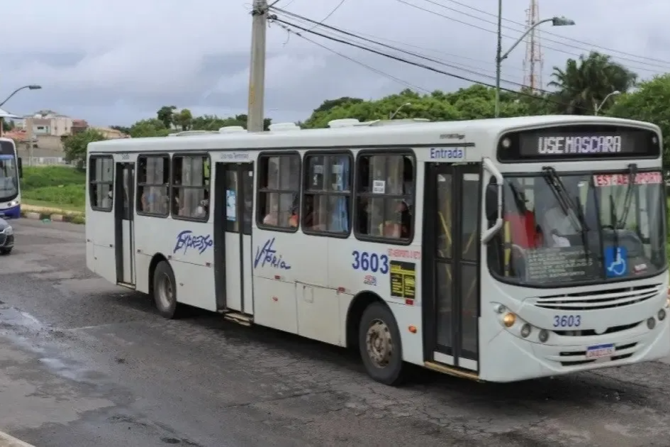 Homem morre em acidente com ônibus na orla de Piatã