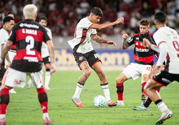 Vitória é superado pelo Flamengo e segue sem vencer fora de casa no Brasileirão