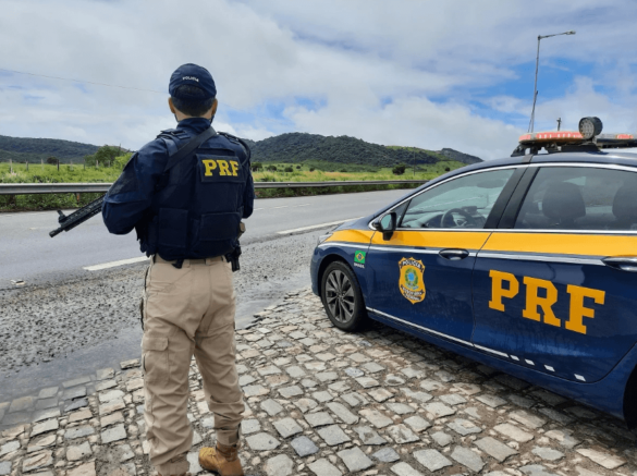 Acidente deixa uma pessoa morta e outra gravemente ferida na BR-324, em Candeias
