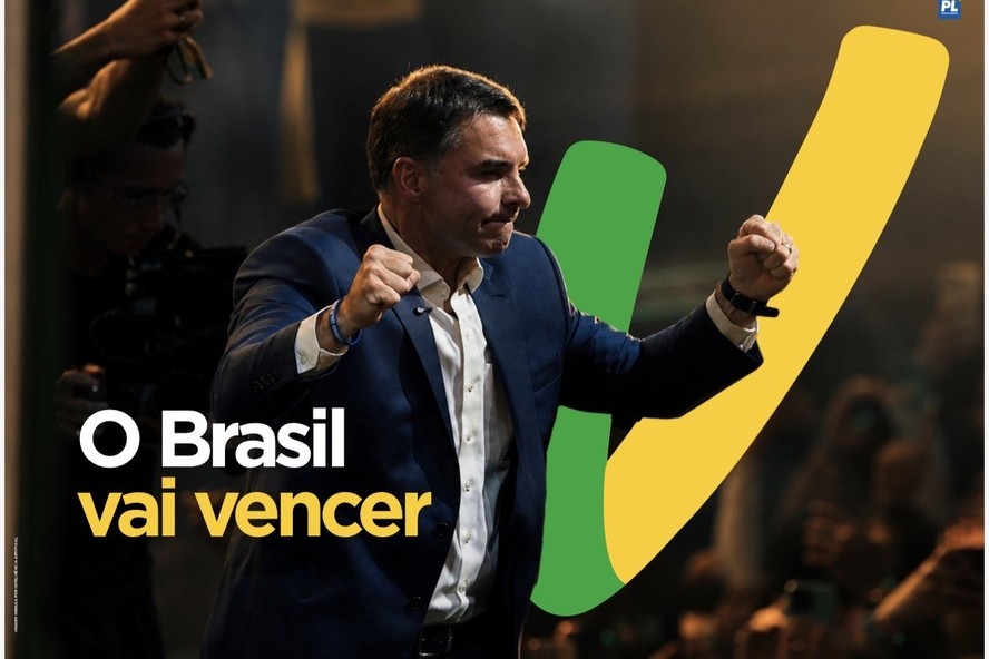 Flávio Bolsonaro esconde sobrenome e define slogan da campanha