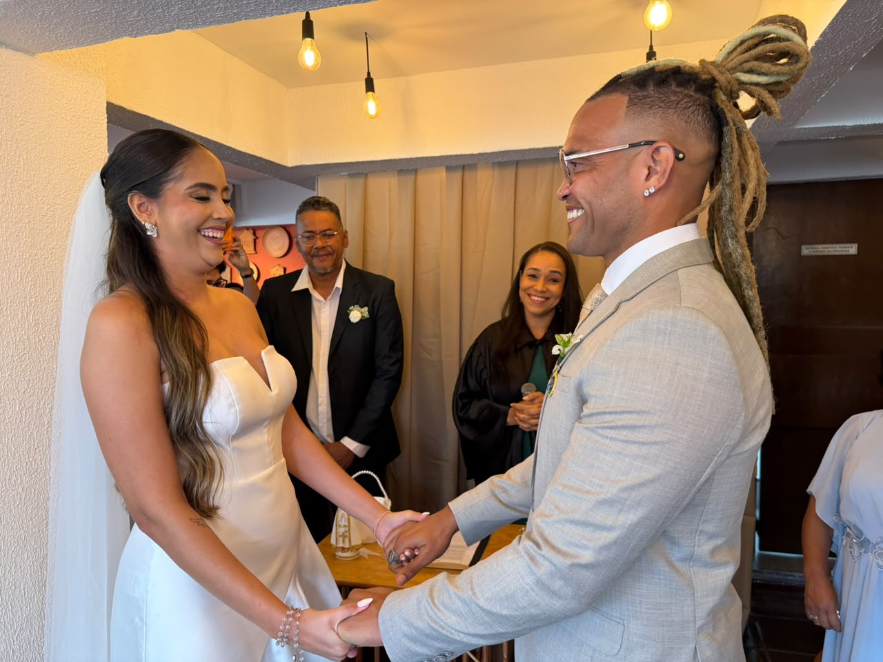 Cantor da Timbalada celebra casamento em cerimônia intimista