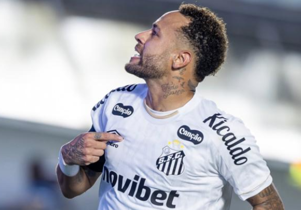 ‘Torcedor nos cobra e agora estou cobrando eles’, diz Neymar após vitória do Santos