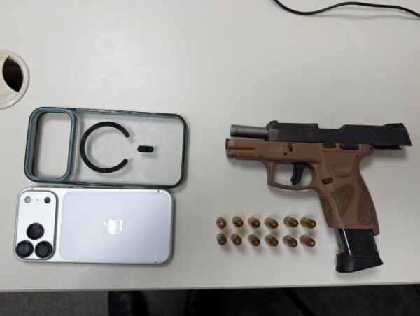 Homem é detido com pistola e moto com placa adulterada