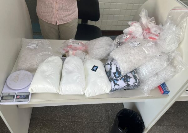 Suspeito tenta fugir e é preso com 50 kg de cocaína