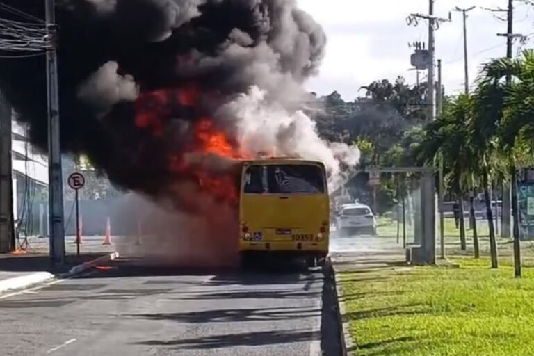 VÍDEO: Incêndio em ônibus trava trânsito em avenida de Salvador