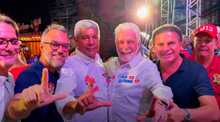 João Bacelar esclarece encontro com Jerônimo durante comício