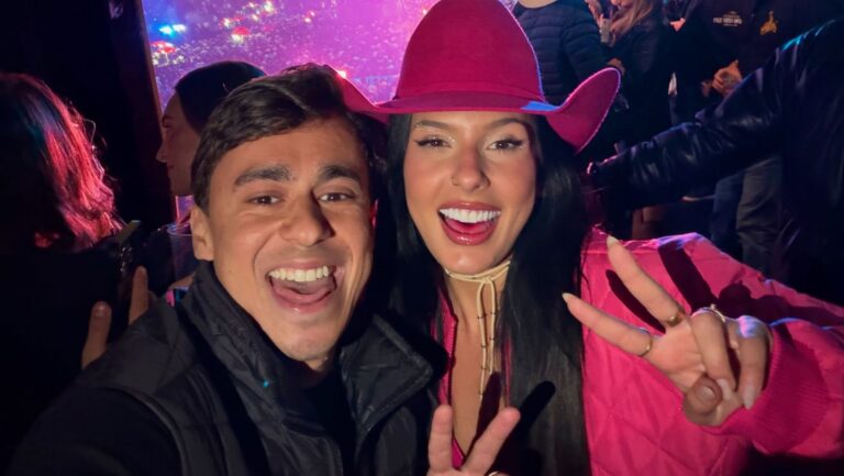 Ana Castela posa com Nikolas e faz gesto associado a Bolsonaro
